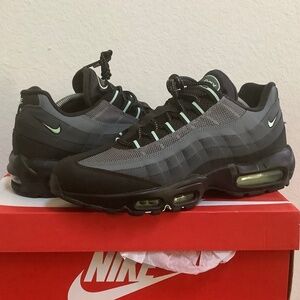 Mens 10.5 New Nike Air Max 95 Sneaker HM0622-001 Black/Vapor Green/Anthracite